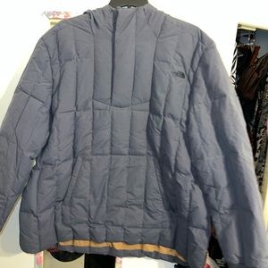 Worn once North Face 550 down jacket with hood front pockets and zipper closure